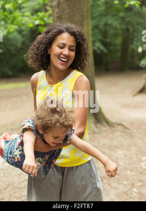 Fliegende spielerische Mutter Sohn Stockfoto