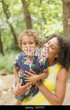 Porträt begeisterte Mutter und Sohn im Wald Stockfoto