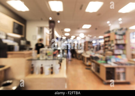 Out of Focus Schuss aus einer Buchhandlung mit Café, mit Blick auf den Zähler mit Kunden im Hintergrund. Groß wie ein backdro Stockfoto