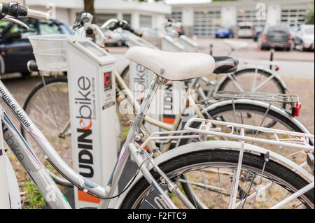 Udine - Italien, 5. September 2015: Bike-sharing auf einem Parkplatz für sie reserviert Stockfoto