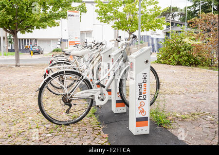 Udine - Italien, 5. September 2015: Bike-sharing auf einem Parkplatz für sie reserviert Stockfoto