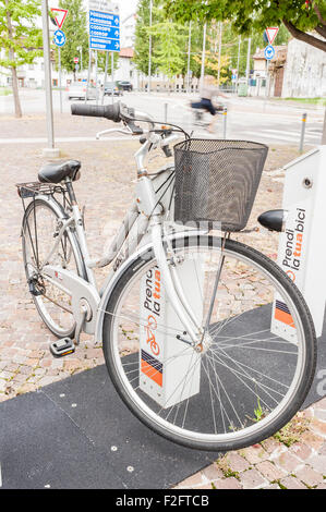 Udine - Italien, 5. September 2015: Bike-sharing auf einem Parkplatz für sie reserviert Stockfoto