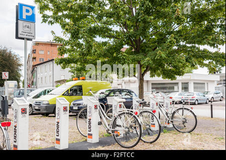 Udine - Italien, 5. September 2015: Bike-sharing auf einem Parkplatz für sie reserviert Stockfoto