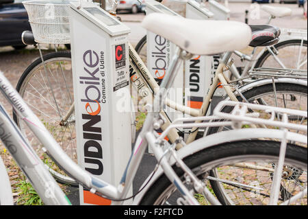 Udine - Italien, 5. September 2015: Bike-sharing auf einem Parkplatz für sie reserviert Stockfoto