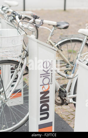 Udine - Italien, 5. September 2015: Bike-sharing auf einem Parkplatz für sie reserviert Stockfoto