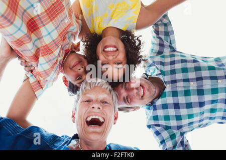 Porträt, Lächeln mehr-Generationen-Familie im huddle Stockfoto