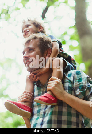 Vater mit Sohn auf Schultern Stockfoto