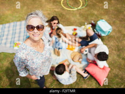 Lächelnde senior Porträt Frau mit Familie beim Picknick Stockfoto