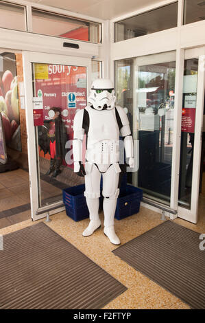 Person trägt weiße imperialen Sturmtruppen Starwars Kostüm im Sainsbury Supermarkt, UK Stockfoto