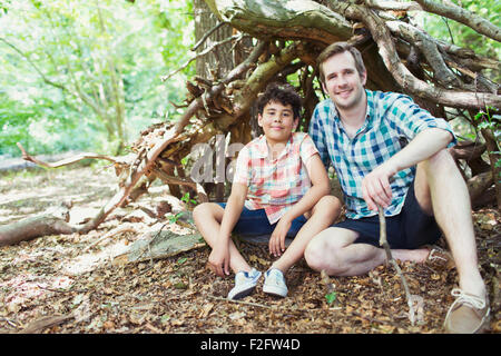 Porträt, Lächeln, Vater und Sohn im Wald Stockfoto