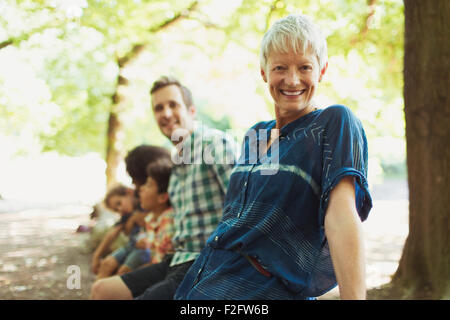 Porträt, Lächeln mehr-Generationen-Familie im Wald Stockfoto