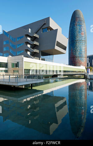 Morgen-Ansicht der Hefter und Torre Agbar spiegelt sich auf künstlichen See. Museu del Disseny de Barcelona, Barcelona, Spanien Stockfoto