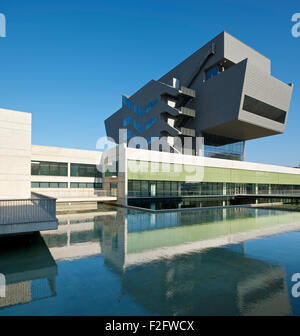 Morgen-Ansicht der Hefter mit Reflexion am Stausee. Museu del Disseny de Barcelona, Barcelona, Spanien. Architektur Stockfoto