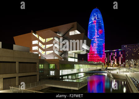 Nacht-Erhebung mit Torre Agbar. Museu del Disseny de Barcelona, Barcelona, Spanien. Architekt: MBM Arquitectes, 2013. Stockfoto