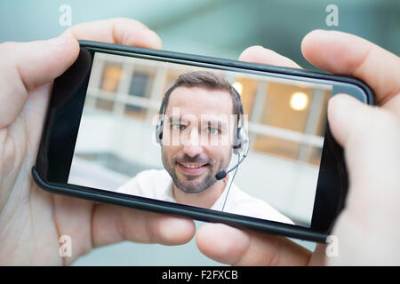 Unternehmer, die im Chat mit Smartphone Stockfoto