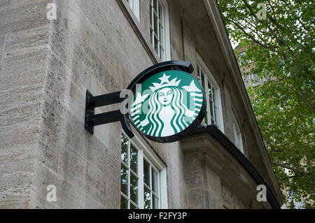 HAMBURG, Deutschland - 14. August 2015: Starbucks Coffee Logo Lichtkasten, Starbucks ist das größte Kaffeehaus-Unternehmen der Welt Stockfoto