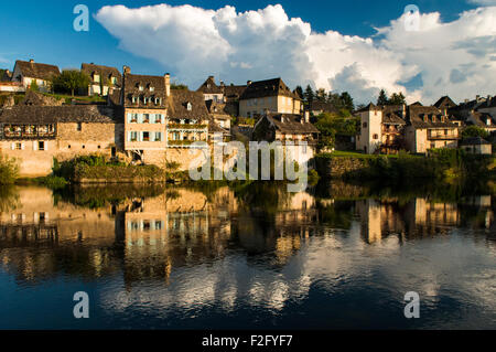 Malerische Stadt von Argentat spiegelt sich im Fluss Dordogne, Limousin, Frankreich Stockfoto
