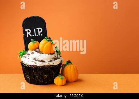 Halloween Cupcake mit textfreiraum zur Seite Stockfoto