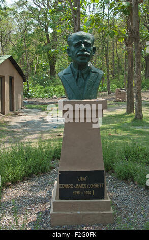 Das Bild von Jim Corbett Statue wurde erschossen in Corbett National park - Indien Stockfoto