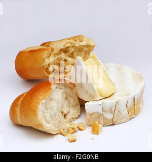 Camembert Käse mit Baguette Stockfoto