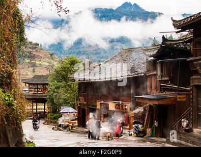 Hauptstraße von Xijiang, oder "tausend-Haushalt" Miao Dorf, Guizhou, das größte Dorf der Miao in China Stockfoto