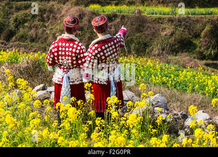 Young-Miao-Frauen in traditionellen Kostümen, Yunnan, China Stockfoto