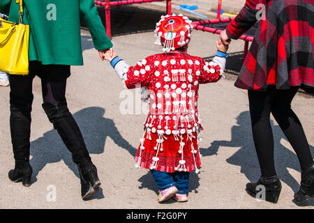 Kleine Mädchen tragen Miao Festival Tracht, Guizhou, China Stockfoto