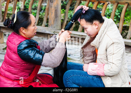 Mutter und Tochter von langer Rock Miao-Minderheit, die Vorbereitungen für das Festival, Jidao Dorf, Guizhou, China Stockfoto