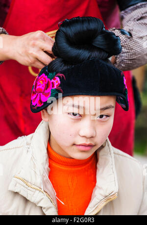 Mutter und Tochter von langer Rock Miao-Minderheit, die Vorbereitungen für das Festival, Jidao Dorf, Guizhou, China Stockfoto