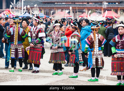 Junge Frauen langer Rock Miao-Minderheit in den traditionellen Kostümen und Silberschmuck tanzen zu den Klängen von Lusheng (b Stockfoto