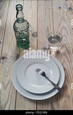 Geschirr auf Holztisch. Beweidung Beleuchtung Stockfoto