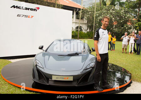 Singapur. 18. September 2015. Formel 1-Fahrer Jenson Button spricht das Publikum nach dem Inaugural-Start des britischen McLaren 675LT im Raffles Hotel, Singapur Credit: Chung Jin Mac/Alamy Live News Stockfoto