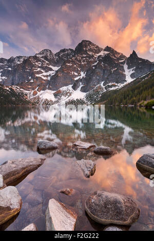 Der Bergsee Morskie Oko in der hohen Tatra in Polen, bei Sonnenuntergang fotografiert. Stockfoto