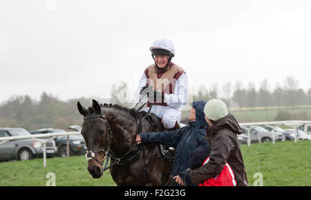 Zara Phillips führt ihr Pferd in einem Punkt-zu-Punkt-Rennen auf Eyton auf Severn Shropshire Stockfoto