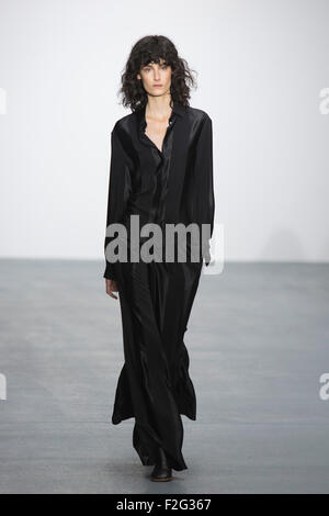 London, UK. 18. September 2015. London Fashion Week beginnt mit der Start-und Landebahn-Show des Designers J JS Lee an der BFC zeigen Raum in der Brewer Street. Bildnachweis: Lebendige Bilder/Alamy Live-Nachrichten Stockfoto
