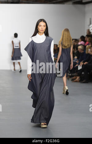 London, UK. 18. September 2015. London Fashion Week beginnt mit der Start-und Landebahn-Show des Designers J JS Lee an der BFC zeigen Raum in der Brewer Street. Bildnachweis: Lebendige Bilder/Alamy Live-Nachrichten Stockfoto