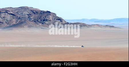 Geländewagen, die Überquerung des Messum Kraters in der Namib-Wüste Stockfoto