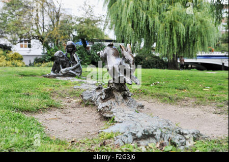 Guildford UK - Alice und das weiße Kaninchen Skulptur Statue von Fluß Wey seitens von Edwin Russell, ein Bildhauer, 1984 Stockfoto