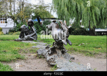 Guildford UK - Alice und das weiße Kaninchen Skulptur Statue von Fluß Wey seitens von Edwin Russell, ein Bildhauer, 1984 Stockfoto