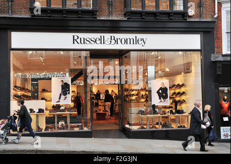 Guildford Surrey UK - Russell & Bromley Schuh-Shop in der High Street Stockfoto