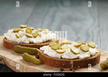 Sandwiches mit Roggenbrot, Frischkäse und marinierten Gurken Stockfoto