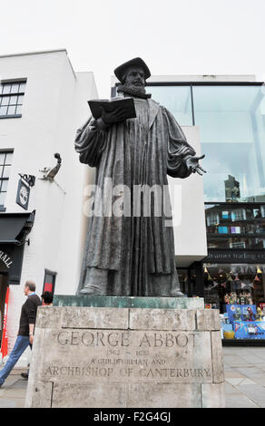 Guildford Surrey UK - Statue von George Abt, der Erzbischof von Canterbury (1611-1633) Stockfoto