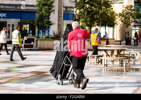 Dundee, Tayside, Scotland, UK, 18. September 2015. Dundee bereitet für die BBC "Make It Digital" Wochenende Vitrine. Die Tour findet bei Dundee City Square am Samstag 19. und Sonntag 20. September und ist von 1000-1700 am Samstag bis 1100 – 1700 am Sonntag geöffnet. BBC Weather die Variablen in der Jet-Stream gefunden verwendet, um Besucher zu den Grundlagen der Programmierung einführen. Doctor Who bietet die Möglichkeit, sich mit Codierung durch Programmierung des Doktors Erzfeind, der Daleks auseinanderzusetzen. © Dundee Photographics / Alamy Live News. Stockfoto