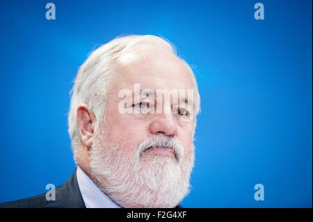 Brüssel, Bxl, Belgien. 18. Sep, 2015. Miguel Arias Cañete, EU-Kommissarin für Klimaschutz und Energie gibt eine Pressekonferenz nach der europäischen Umwelt-Minister treffen in Brüssel am 18.09.2015 von Wiktor Dabkowski Credit: Wiktor Dabkowski/ZUMA Draht/Alamy Live News Stockfoto