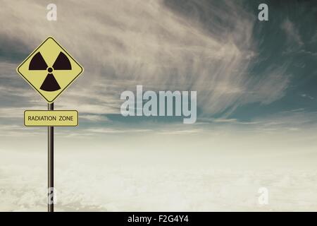radioaktive Strahlung Warnsymbol mit blauem Himmel Stockfoto