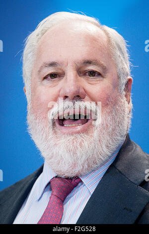 Brüssel, Bxl, Belgien. 18. Sep, 2015. Miguel Arias Cañete, EU-Kommissarin für Klimaschutz und Energie gibt eine Pressekonferenz nach der europäischen Umwelt-Minister treffen in Brüssel am 18.09.2015 von Wiktor Dabkowski Credit: Wiktor Dabkowski/ZUMA Draht/Alamy Live News Stockfoto