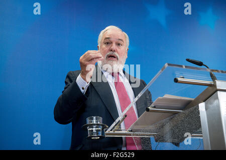 Brüssel, Bxl, Belgien. 18. Sep, 2015. Miguel Arias Cañete, EU-Kommissarin für Klimaschutz und Energie gibt eine Pressekonferenz nach der europäischen Umwelt-Minister treffen in Brüssel am 18.09.2015 von Wiktor Dabkowski Credit: Wiktor Dabkowski/ZUMA Draht/Alamy Live News Stockfoto