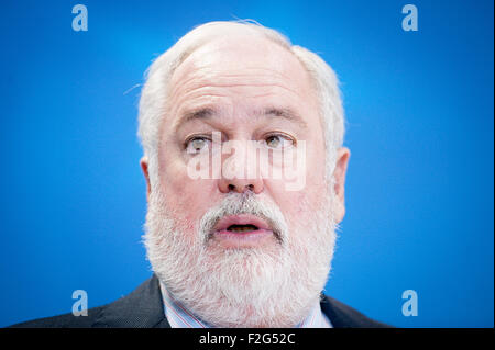 Brüssel, Bxl, Belgien. 18. Sep, 2015. Miguel Arias Cañete, EU-Kommissarin für Klimaschutz und Energie gibt eine Pressekonferenz nach der europäischen Umwelt-Minister treffen in Brüssel am 18.09.2015 von Wiktor Dabkowski Credit: Wiktor Dabkowski/ZUMA Draht/Alamy Live News Stockfoto