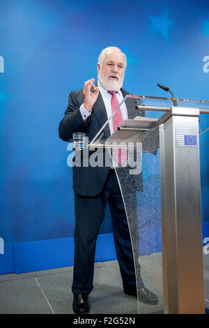 Brüssel, Bxl, Belgien. 18. Sep, 2015. Miguel Arias Cañete, EU-Kommissarin für Klimaschutz und Energie gibt eine Pressekonferenz nach der europäischen Umwelt-Minister treffen in Brüssel am 18.09.2015 von Wiktor Dabkowski Credit: Wiktor Dabkowski/ZUMA Draht/Alamy Live News Stockfoto