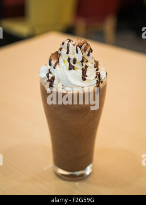 Leckere Schoko Frappe mit Schlagsahne auf Tisch Stockfoto